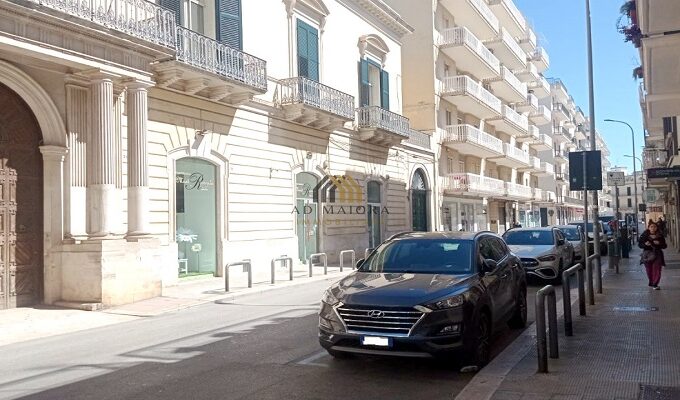 ad-maiora-immobiliare-prestigioso-locale-commerciale-su-due-livelli-in-centro-a-bitonto